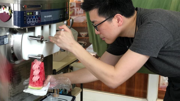 夏日水果冰品清涼大推薦，冰店各出奇招，新鮮水果搭上刨冰超好拍，一上桌先打卡再說