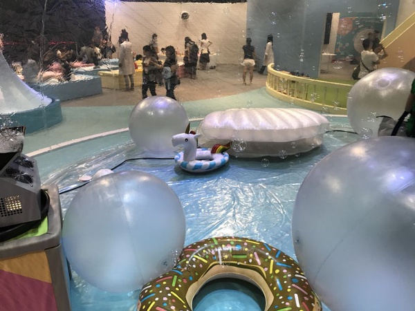 《瘋狂泡泡實驗室》最新少女打卡展覽！浴缸球池、多款夢幻裝置詳細介紹