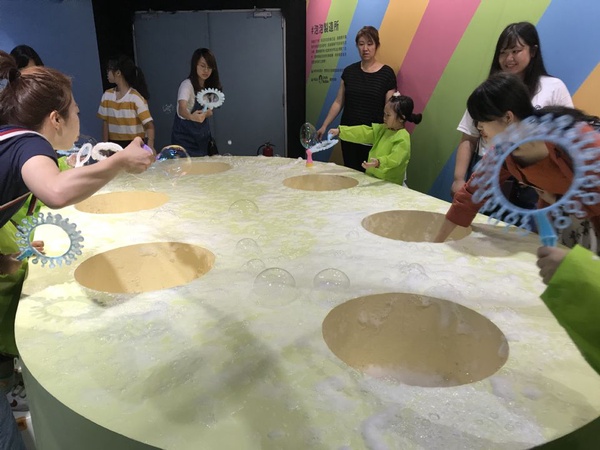 《瘋狂泡泡實驗室》最新少女打卡展覽！浴缸球池、多款夢幻裝置詳細介紹