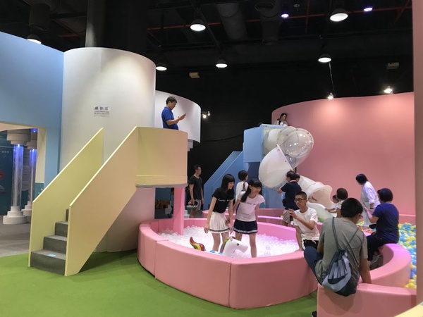 《瘋狂泡泡實驗室》最新少女打卡展覽！浴缸球池、多款夢幻裝置詳細介紹