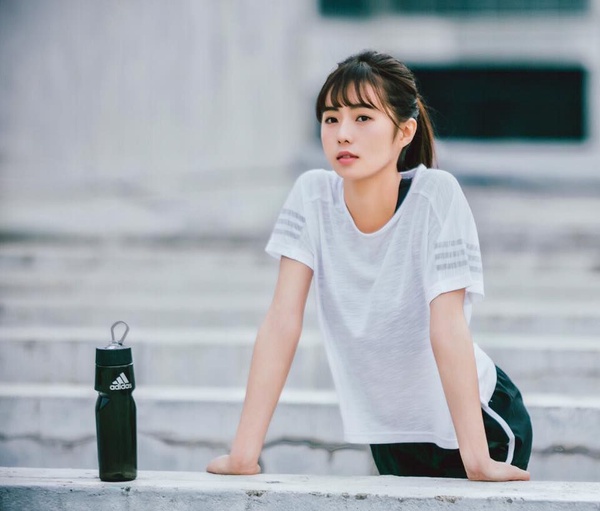 白色衣服怎麼洗？沾到血絕對不能用熱水，兩方法避免越洗越黃！