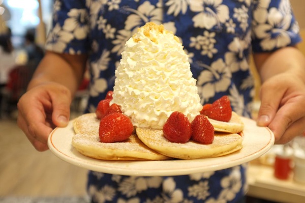 Eggs 'n Things日本人氣第一排隊鬆餅登台，鮮奶油火山鬆餅超高15公分絕對吸睛，排隊等三小時也願意！