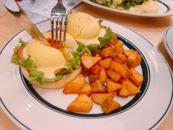 Eggs 'n Things日本人氣第一排隊鬆餅登台，鮮奶油火山鬆餅超高15公分絕對吸睛，排隊等三小時也願意！