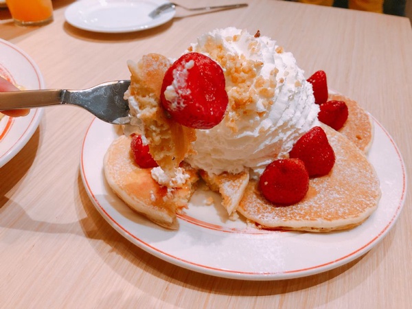 Eggs 'n Things日本人氣第一排隊鬆餅登台，鮮奶油火山鬆餅超高15公分絕對吸睛，排隊等三小時也願意！