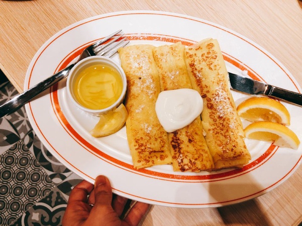 Eggs 'n Things日本人氣第一排隊鬆餅登台，鮮奶油火山鬆餅超高15公分絕對吸睛，排隊等三小時也願意！