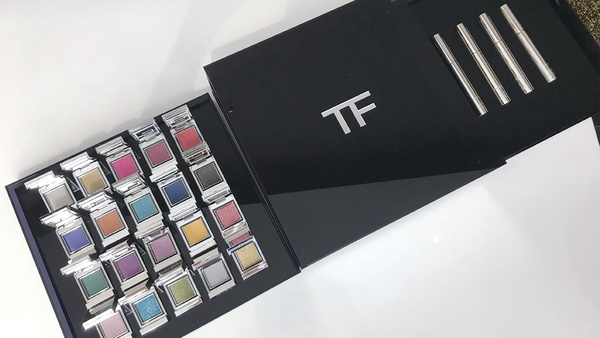不是珠光是銀河！TOM FORD太空飛船眼影超美金屬光，只要一指就夠閃亮