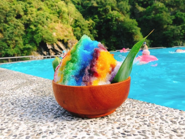 夏日刨冰就推彩虹色系，太魯閣晶英酒店推出夏日限定甘蔗彩虹冰沙，還有第二家也是可愛到不行