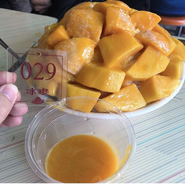 今夏芒果冰品推薦店家都在這，夠吸睛才敢賣給你，尤其是第三家的芒果滿到都要掉出來了！