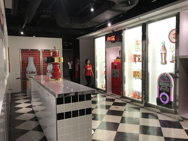 可口可樂50周年展覽「免費參觀」！時尚網美打卡點再+1，Bii帶你逛逛