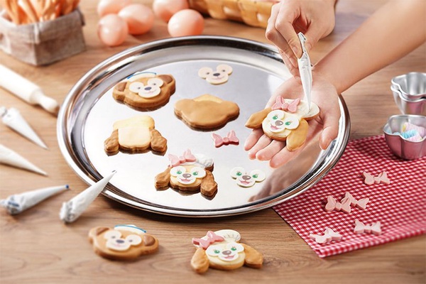 萌出新境界！Duffy新朋友「Cookie」今日首度在香港迪士尼登場！