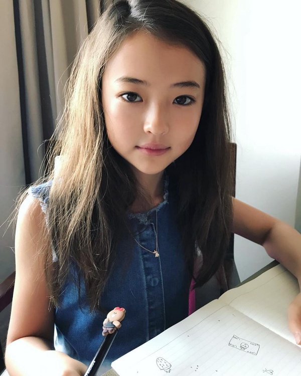 Ella Gross知名童模介紹！簽約YG成BLACKPINK師妹，時尚品牌搶著要她
