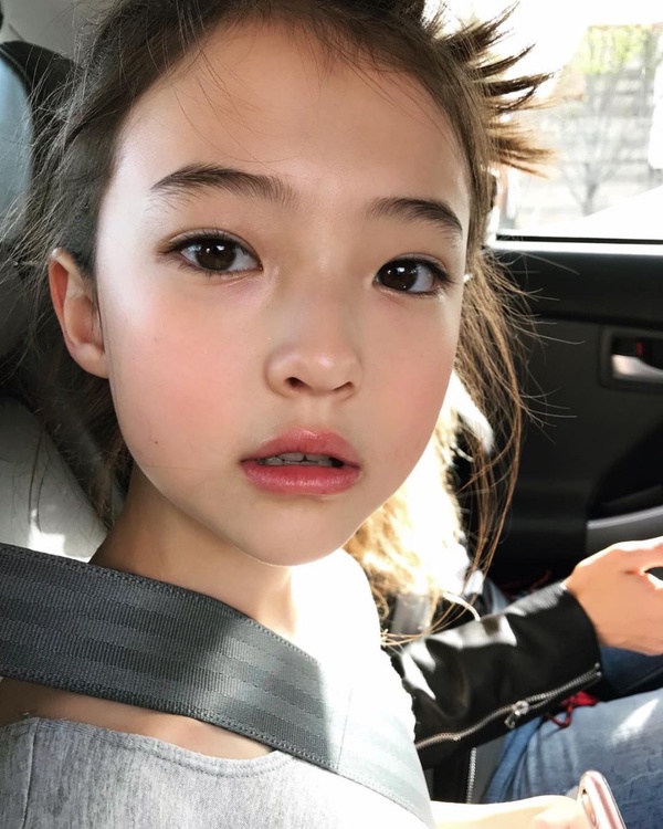 Ella Gross知名童模介紹！簽約YG成BLACKPINK師妹，時尚品牌搶著要她