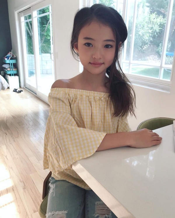 Ella Gross知名童模介紹！簽約YG成BLACKPINK師妹，時尚品牌搶著要她
