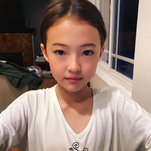 Ella Gross知名童模介紹！簽約YG成BLACKPINK師妹，時尚品牌搶著要她