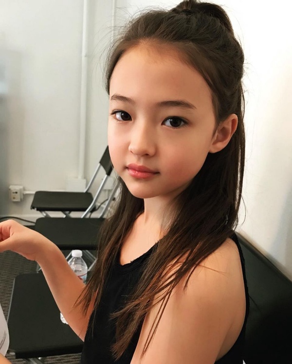 Ella Gross知名童模介紹！簽約YG成BLACKPINK師妹，時尚品牌搶著要她