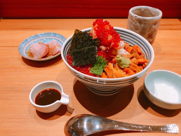 「つじ半(TSUJIHAN)」東京超人氣海鮮丼品牌登台，海鮮丼這三天竟然半價！海鮮控們千萬別錯過！