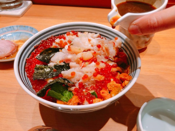 「つじ半(TSUJIHAN)」東京超人氣海鮮丼品牌登台，海鮮丼這三天竟然半價！海鮮控們千萬別錯過！