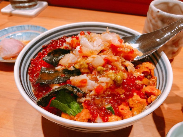 「つじ半(TSUJIHAN)」東京超人氣海鮮丼品牌登台，海鮮丼這三天竟然半價！海鮮控們千萬別錯過！