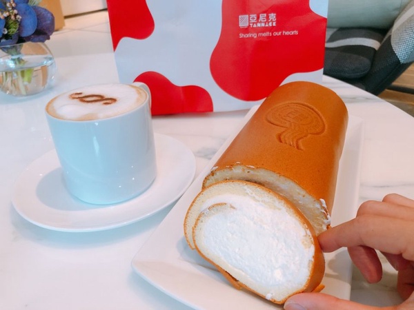 亞尼克美味生乳捲現在台北捷運站也可以買得到！亞尼克打造YTM生乳捲販賣機服務，讓你買生乳捲更方便