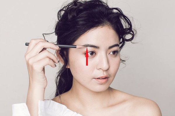 眉毛畫法你不知道的7大技巧！不再失手變高低眉，毛量少「這裡」必畫！