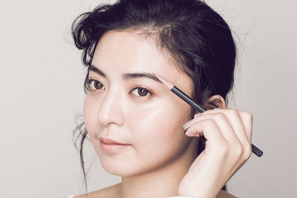 眉毛畫法你不知道的7大技巧！不再失手變高低眉，毛量少「這裡」必畫！