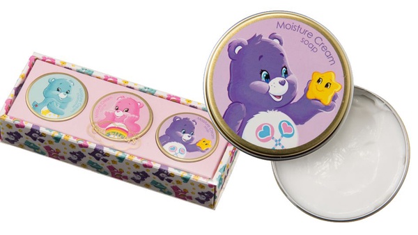 Care Bears x PLAZA!彩虹小熊超萌PVC造型包、手機殼、生活日用品通通都有它