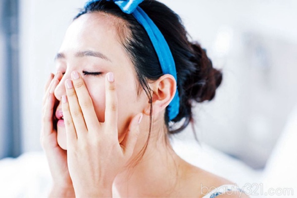 防止夏天「油田爆發」的脫妝慘況！油性肌膚必看的不脫妝秘訣！