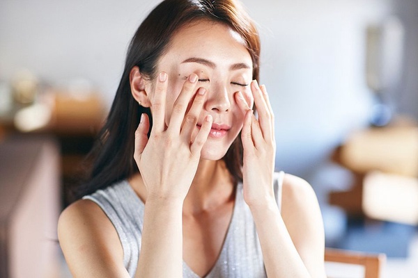 防止夏天「油田爆發」的脫妝慘況！油性肌膚必看的不脫妝秘訣！
