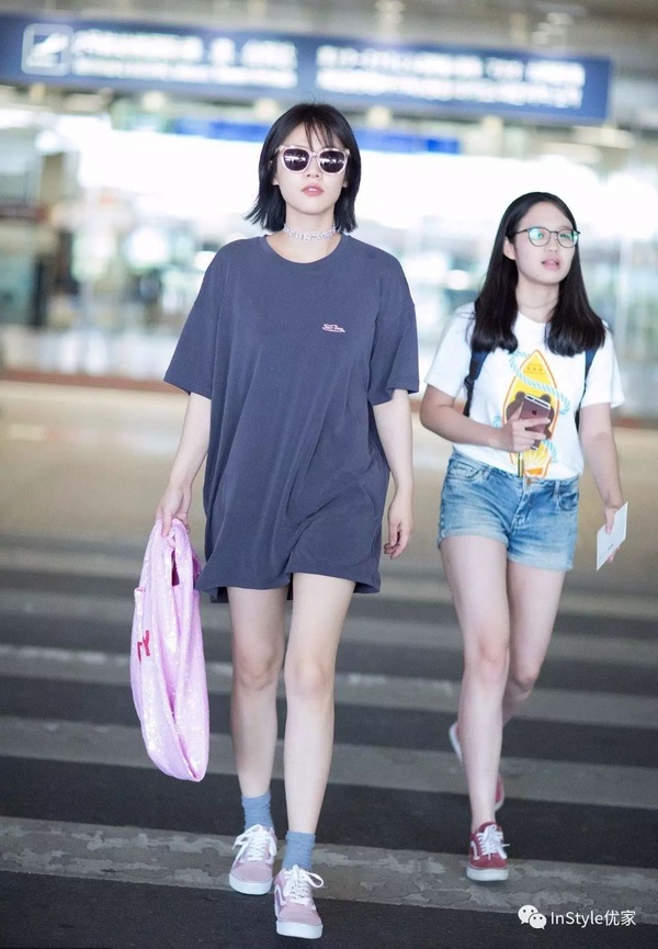 歐陽娜娜、周冬雨等女星出國球鞋一次看！時髦關鍵就在腳上那一雙
