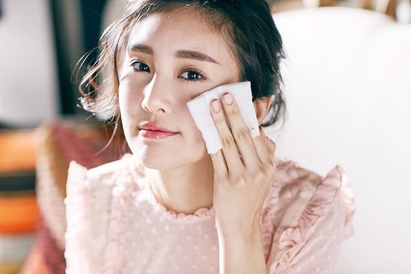 補妝時噴了妝更服貼、更細緻的噴霧推薦！還有補妝零粉痕技巧