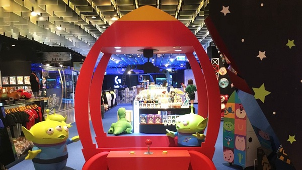 迪士尼皮克斯快閃店現身三創！與三眼怪一起高喊：「爪子～～」
