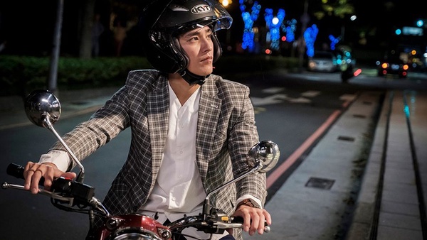 《前男友不是人》楊丞琳駕照為拍戲才上路，藍正龍秒變教練給信心！