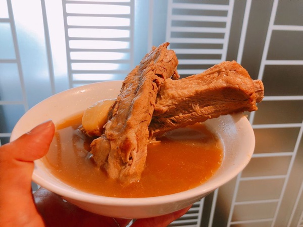 新加坡必吃國民美食黃亞細肉骨茶海外首店來了，精心熬煮8小時的湯頭你一定要試