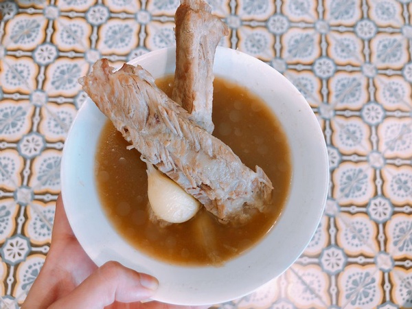 新加坡必吃國民美食黃亞細肉骨茶海外首店來了，精心熬煮8小時的湯頭你一定要試