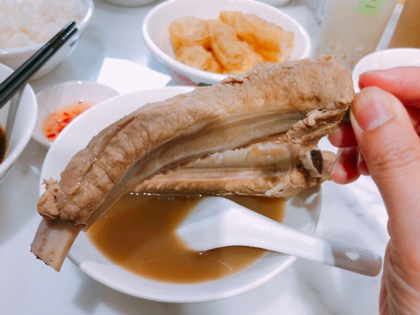 新加坡必吃國民美食黃亞細肉骨茶海外首店來了，精心熬煮8小時的湯頭你一定要試
