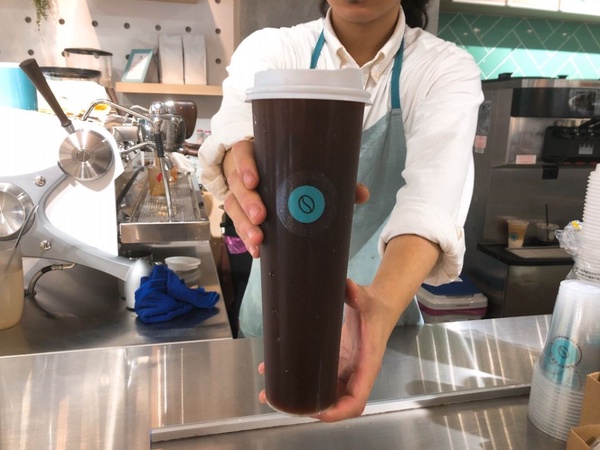 滿滿一公升咖啡超浮誇，全台首家一公升咖啡館絕對顛覆你對飲品的想像