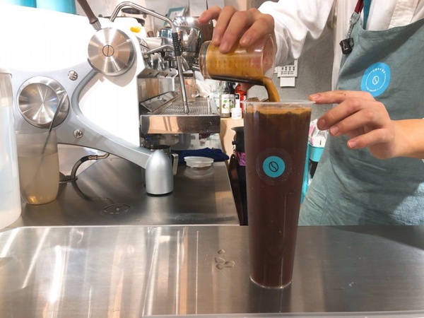 滿滿一公升咖啡超浮誇，全台首家一公升咖啡館絕對顛覆你對飲品的想像