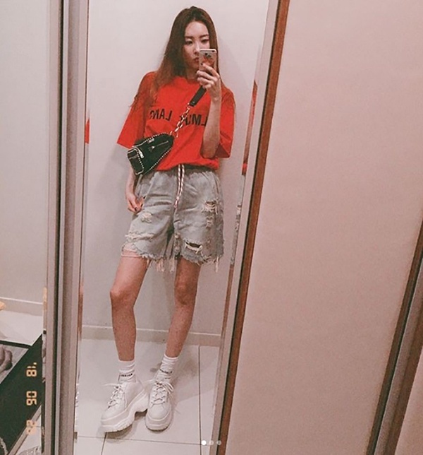 女星的夏季丹寧褲穿搭法！男友褲、寬褲、落地褲各種褲型分別這樣穿