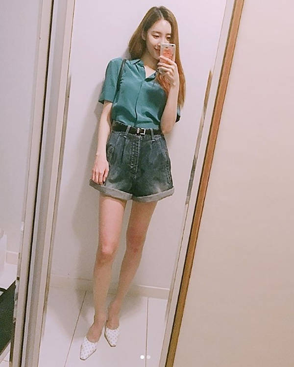 女星的夏季丹寧褲穿搭法！男友褲、寬褲、落地褲各種褲型分別這樣穿