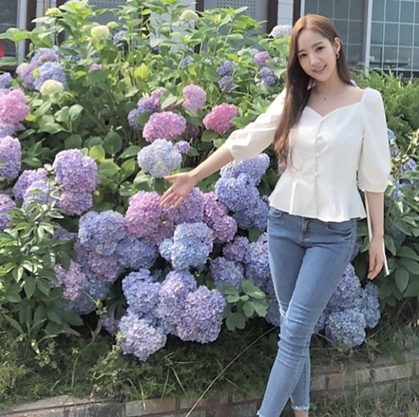 女星的夏季丹寧褲穿搭法！男友褲、寬褲、落地褲各種褲型分別這樣穿