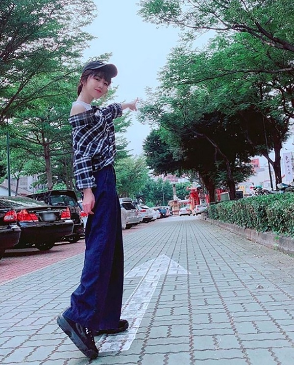 女星的夏季丹寧褲穿搭法！男友褲、寬褲、落地褲各種褲型分別這樣穿