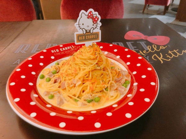 Hello Kitty Red Carpet美式餐廳推出三款造型聖代，情人節套餐也不要錯過