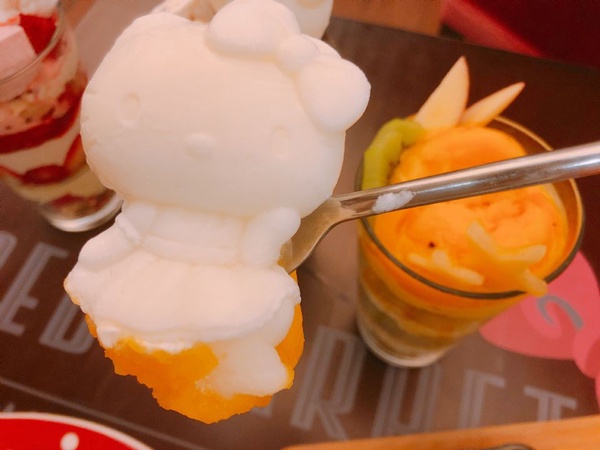 Hello Kitty Red Carpet美式餐廳推出三款造型聖代，情人節套餐也不要錯過