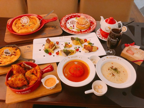 Hello Kitty Red Carpet美式餐廳推出三款造型聖代，情人節套餐也不要錯過
