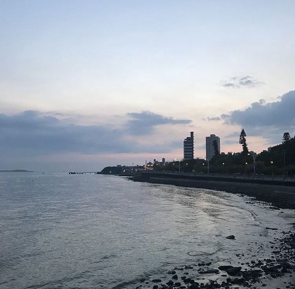淡水海關碼頭浪漫玫瑰花燈海現身，免費入場，有趣的光影互動也別錯過