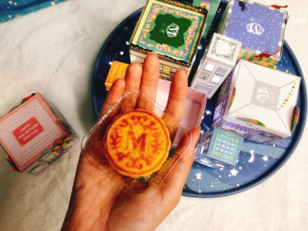 Lady M 中秋禮盒大玩創意，首次推出就將星空下的城市美景放進水晶球，絕美設計超有巧思