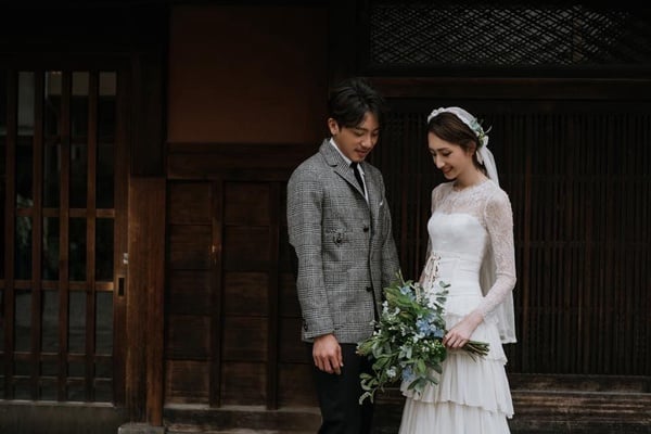 柯佳嬿＆坤達拍婚紗！法式優雅風婚紗，楊丞琳、丁文琪也愛穿！