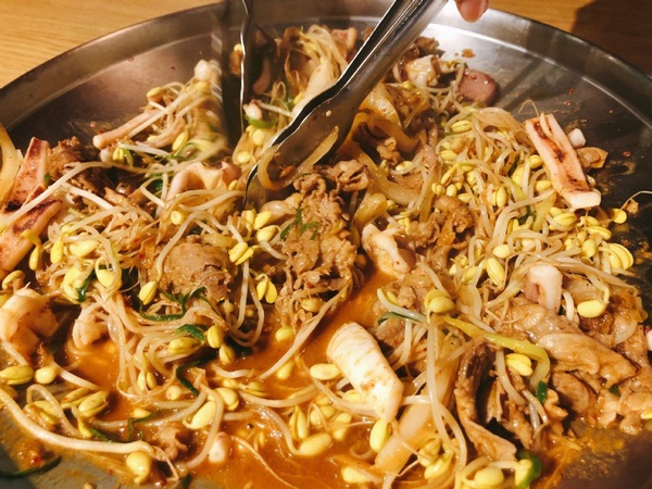 韓國豆芽炒豬肉專門店「小豆芽」來台開幕，爽脆豆芽+豬肉美味絕配