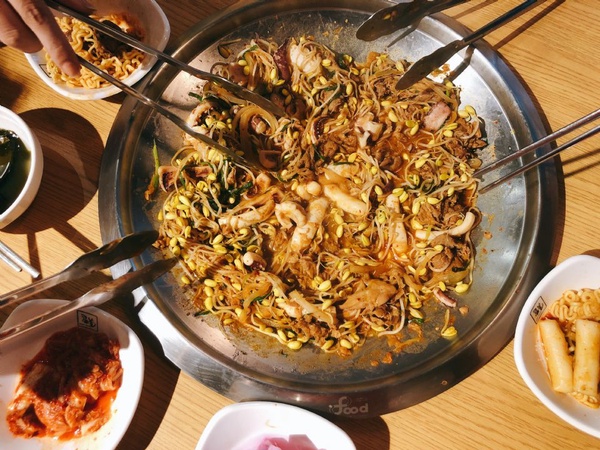 韓國豆芽炒豬肉專門店「小豆芽」來台開幕，爽脆豆芽+豬肉美味絕配
