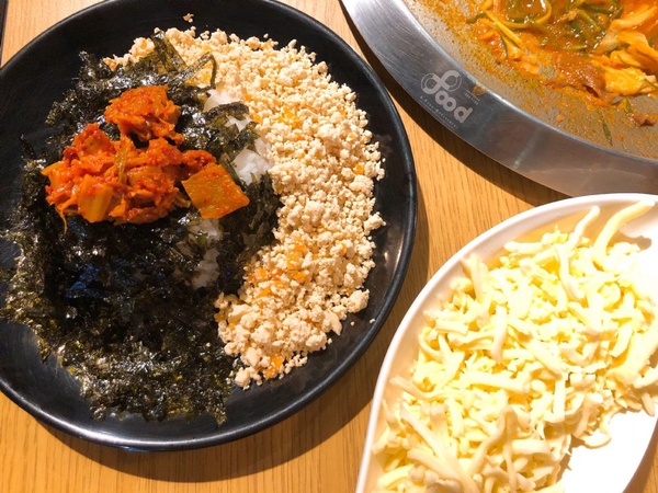 韓國豆芽炒豬肉專門店「小豆芽」來台開幕，爽脆豆芽+豬肉美味絕配